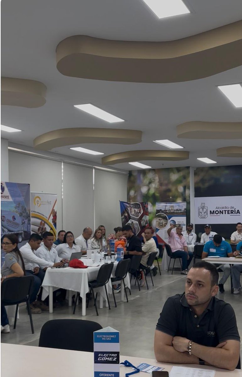 jnicobarrios's tweet photo. Conectar oferta y demanda en sector construcción. Esta es premisa de nuestro alcalde @kerguelenhugo. Reunimos a contratistas de obras de @monterialcaldia con proveedores en una rueda de negocios que permitió dar a conocer su portafolio de productos y ser una opción de compra https://t.co/FVGVwFo8rP