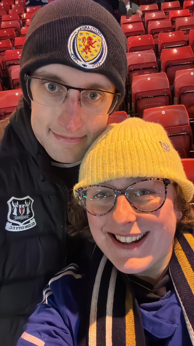 Guess who forgot his Scotland jacket 🤦🏻‍♂️ (don’t worry rest of Scotland gear is on!) 

Winter has arrived in Scotland…. Now it’s time for Steve and the players to warm up another sold out Hampden 🏴󠁧󠁢󠁳󠁣󠁴󠁿