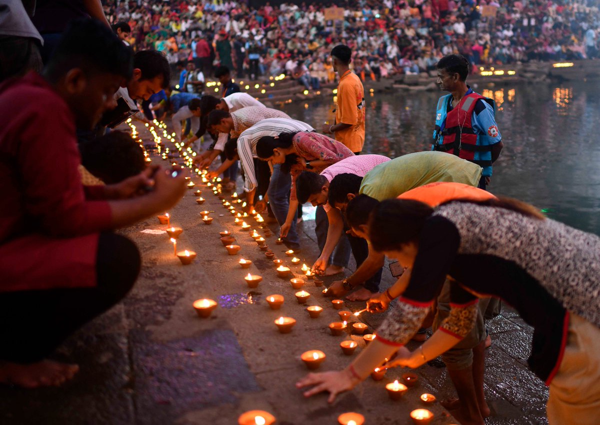 timesofindia's tweet photo. Woman lights up diyas (earthen lamp) at Banganga water tank in #Mumbai during #DevDeepawali celebration. 

Dev Diwali is celebrated by Hindus to commemorate Lord Shiva's win over the asuras (demons)

📸SL Shanth Kumar / TOI https://t.co/dsjB7wbHmq