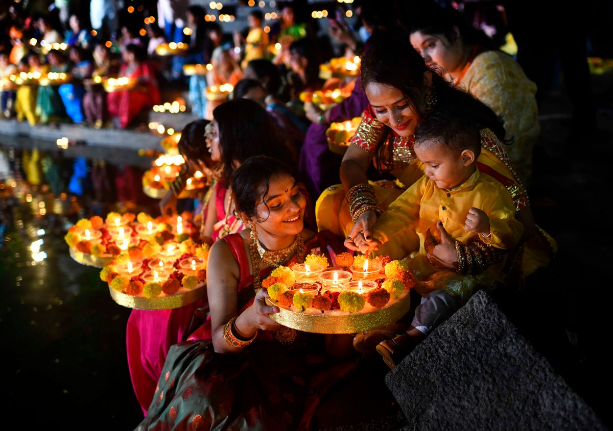 timesofindia's tweet photo. Woman lights up diyas (earthen lamp) at Banganga water tank in #Mumbai during #DevDeepawali celebration. 

Dev Diwali is celebrated by Hindus to commemorate Lord Shiva's win over the asuras (demons)

📸SL Shanth Kumar / TOI https://t.co/dsjB7wbHmq