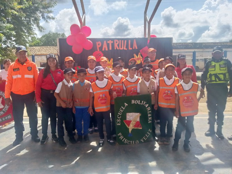 InttContigo's tweet photo. #Educacion| #INTT Carora estuvo presente en la juramentación de la patrulla escolar de 12 instituciones del mcpio. Torres en conjunto con el Instituto de Vialidad IMVITRAT, PNB y personal docente, en el que se acreditaron 164 patrulleros  estudiantiles. https://t.co/IwBXb8n0dp