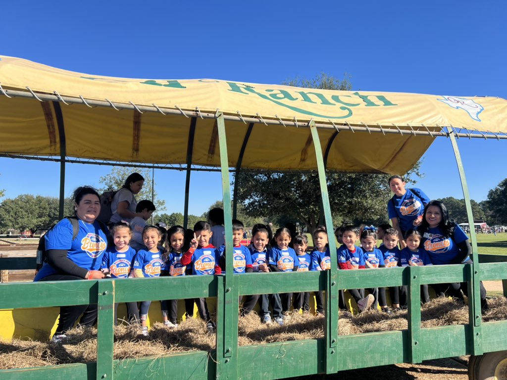 MrsCastillo4's tweet photo. Such a beautiful day ☀️to spend it at the @Oil_Ranch with @BrosnahanES PreK Class https://t.co/loBhnTMf7u