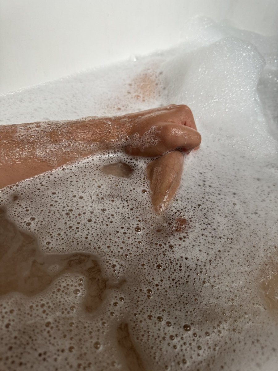 Erstmal mit einer heißen Wanne ins Wochenende starten😈 könnte eine helfende Hand gebrauchen!