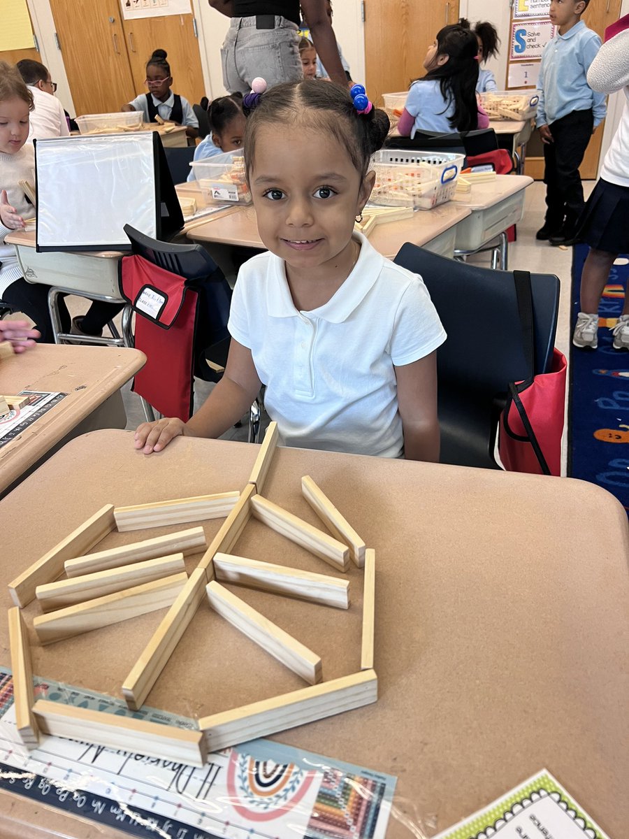 Ps96x's tweet photo. Scientists at PS 96 have learned all about plants and how they grow.  They’re showing what they know by creating leaves with Keva planks.  Each creation shows the stem, veins, and blade of a leaf to represent the plant parts they learned about! @cristinevaughan @UFT_Elementary https://t.co/5nKFwMd5nh