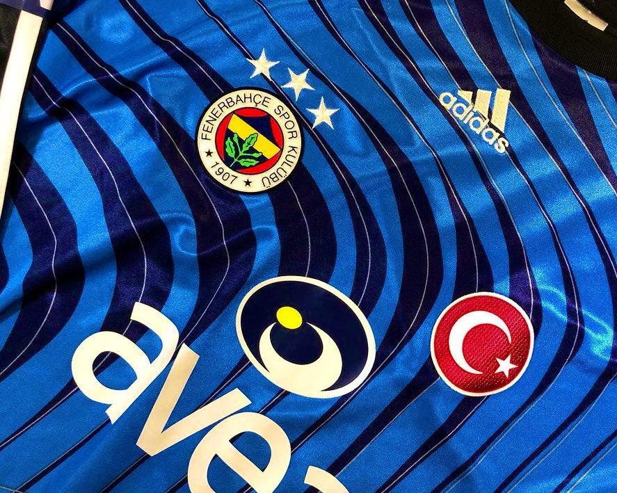 LefterCubuklusu's tweet photo. Yağız Sabuncuoğlu: Fenerbahçe, özel tasarım formalar giyecek. Yönetim asla katalog forma istemiyor. Özel ürünler üretilecek. Fenerbahçe, Avrupa’nın elit kulüplerinin kullandığı kumaşı (heat.rdy) da Adidas’tan talep etti. https://t.co/XRss0hbbyf