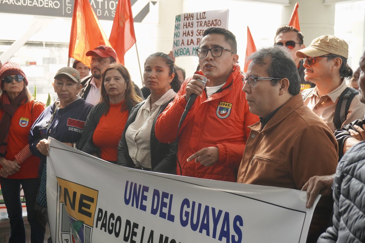 . <a href="/UNENACIONAL/">UNE NACIONAL</a> se tomó el edificio de <a href="/FinanzasEc/">Economía Finanzas Ec</a>  exigiendo recursos para la Educación.
Los maestros reclaman la asignación de los USD 64 millones para la ejecución de la Transitoria Trigésima Tercera LOEI  y el pago de la equiparación salarial a más de 10 mil docentes.