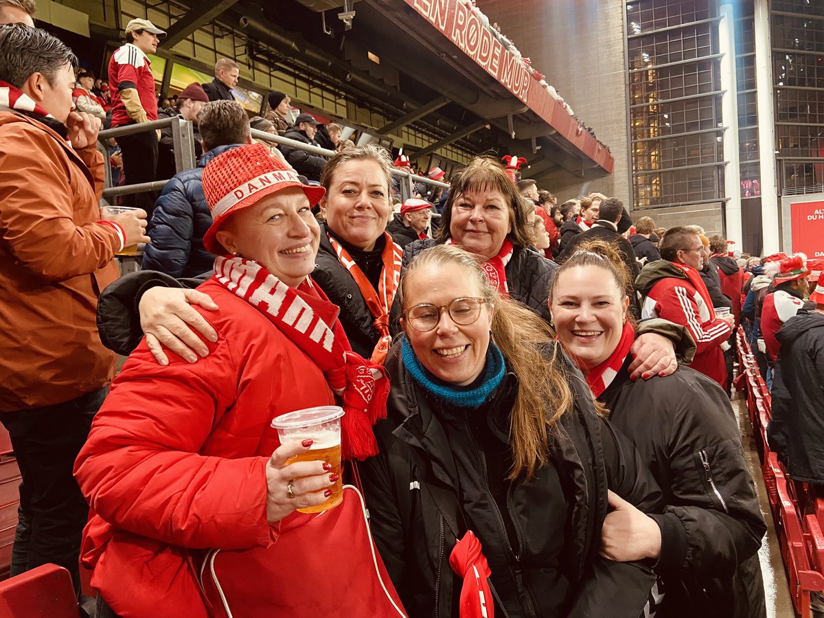 CharSteg's tweet photo. Damebanden er på plads ❤️🤍 Kom så Danmark 🇩🇰🇪🇸

#denmarkspain
#denspa
#NationsLeague https://t.co/r9vxXg1Yck