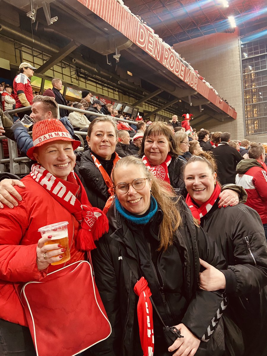CharSteg's tweet photo. Damebanden er på plads ❤️🤍 Kom så Danmark 🇩🇰🇪🇸

#denmarkspain
#denspa
#NationsLeague https://t.co/r9vxXg1Yck