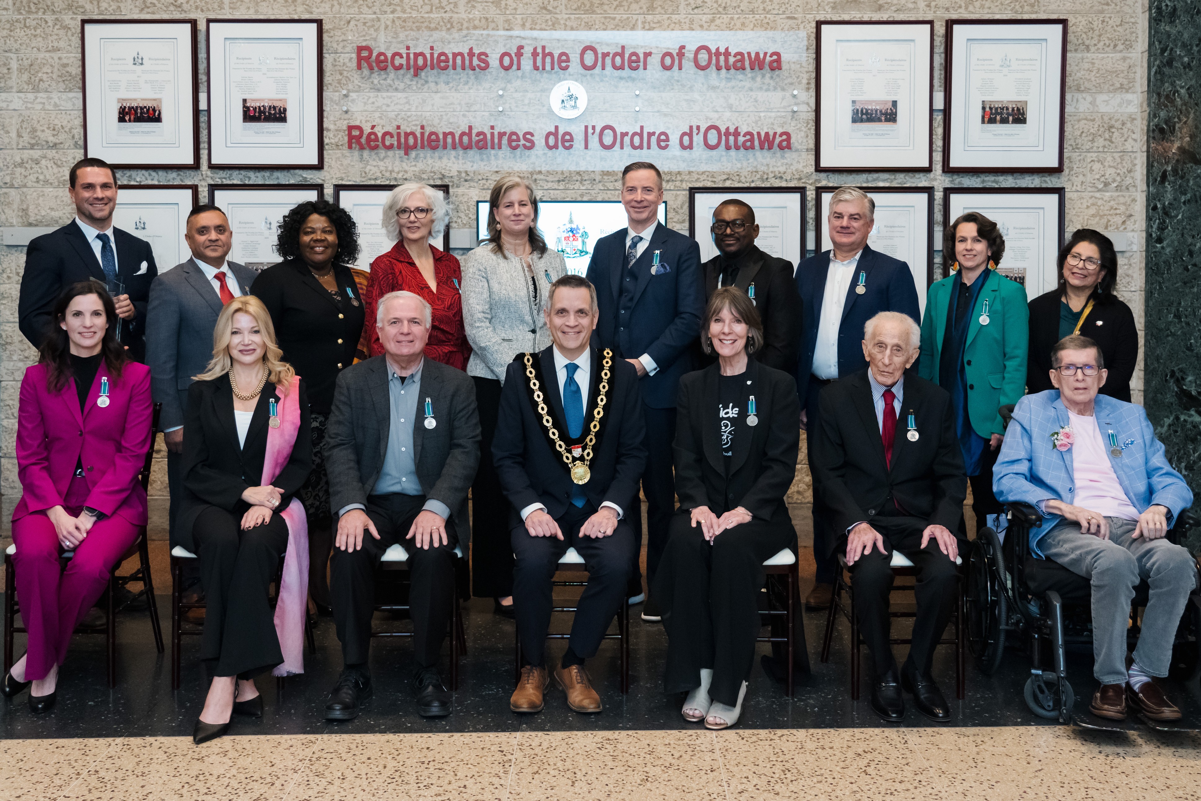 Photo de groupe rassemblant les lauréats de l’Ordre d’Ottawa 2024 et du Prix Brian-Kilrea. 