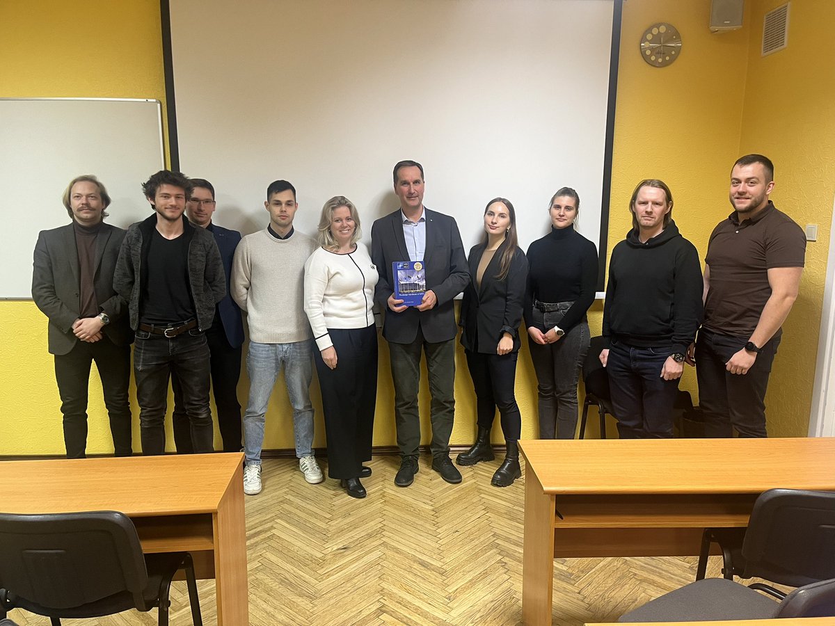 Prieks tikties ar LU Sociālo zinātņu fakultātes maģistru programmas studentiem. NATO aktuālie jautājumi, drošība Eiropā, Krievijas agresija Ukrainā - daži no sarunas tematiem. Paldies par uzaicinajumu! Ceru, ka atvestais Routledge Handbook of #NATO noderēs fakultātes bibliotēkā !
