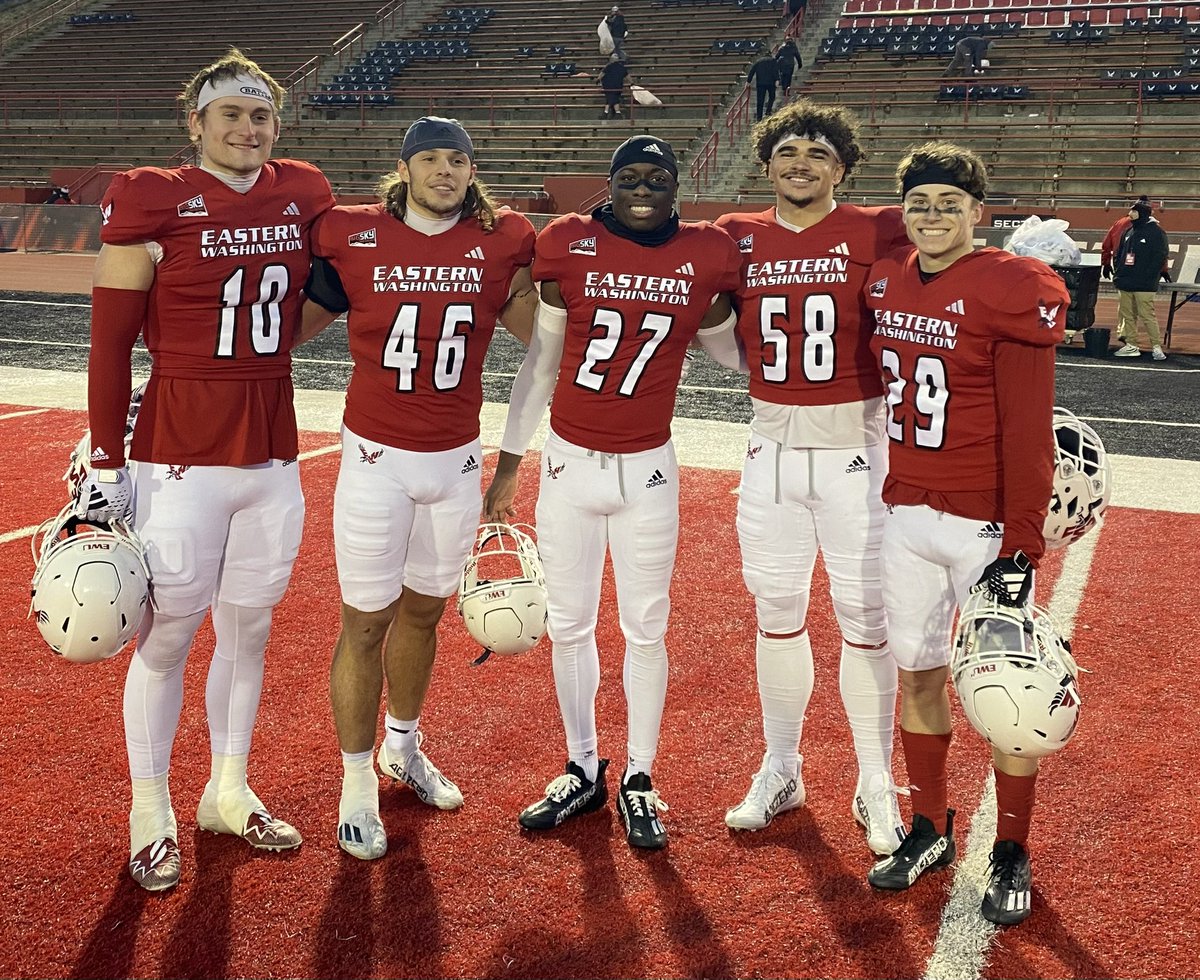 MikeThurman19's tweet photo. Last time together on the Red for the crew! Thanks for the memories‼️♥️all 🦅 @TrevorThurman_ @ConnerOFarrell1 @ahmanilwilliams @EftonChism @dajeanwells3 @CageSchenck https://t.co/1H0dIxVRm5