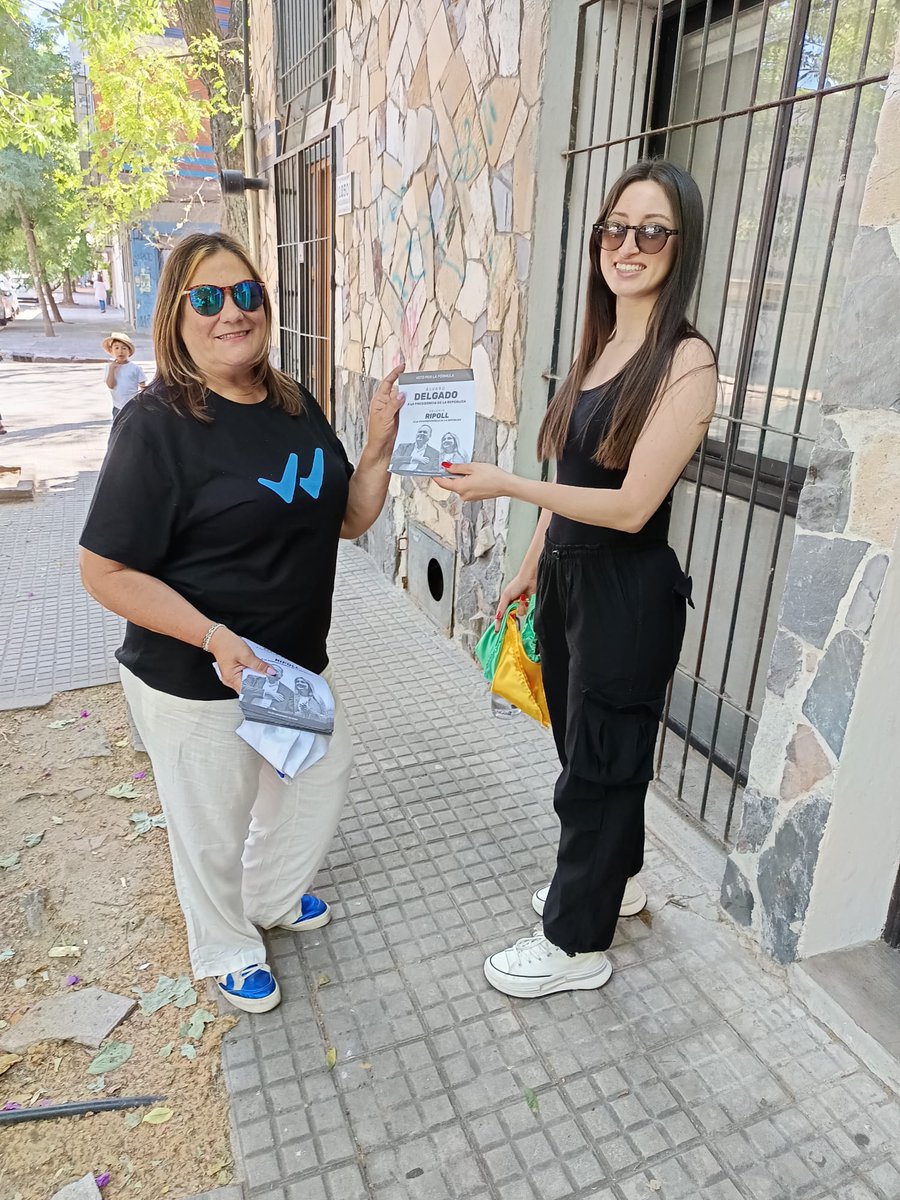 Herreristas de Poncho Blanco de la <a href="/lista5uy/">LISTA 5</a> en la Feria de la calle Charrúa en el Barrio Cordón. Militando a full para el triunfo de <a href="/AlvaroDelgadoUy/">Alvaro Delgado</a> #ElPróximoPresidente #LaCoaliciónEnMarcha #UruguayenMarcha