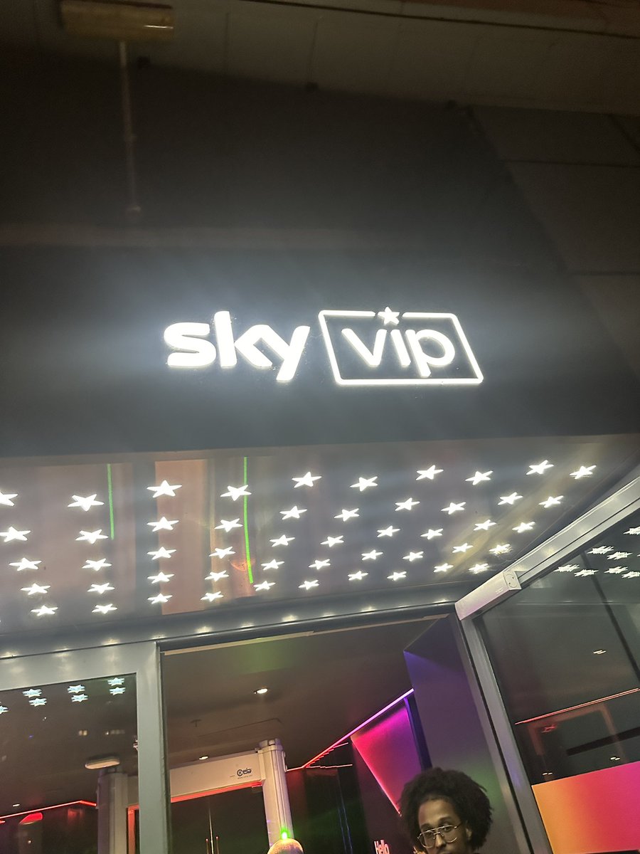 craig_toy's tweet photo. Date night for #mrandmrstoy โค๏ธBack home in @birmingham_live @UtilitaArenaBHM to see @peterkay_co_uk #skyviplounge
Weโre a bit like Beauty & the Beast, can I just add if anyone else calls my lovely wife Beast you'll have me to answer to ๐ณ๐๐
#mrtoy๐ซถ https://t.co/C40e2q6yur