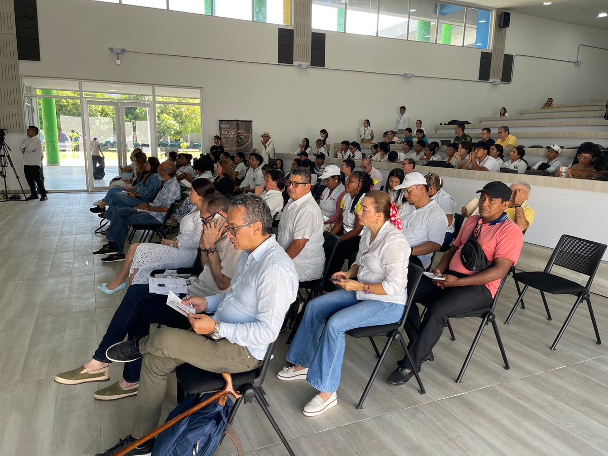 MisionONUCol's tweet image. Como parte de la conmemoración del octavo aniversario del #AcuerdoFinalDePaz, que se cumple este 24 de noviembre, conversamos #hoy en Valledupar, Cesar, con @JEP_Colombia y @MinInterior en el evento: &apos;Si la implementación se fortalece, la paz acontece&apos;. #FirmesConElAcuerdo 🕊️