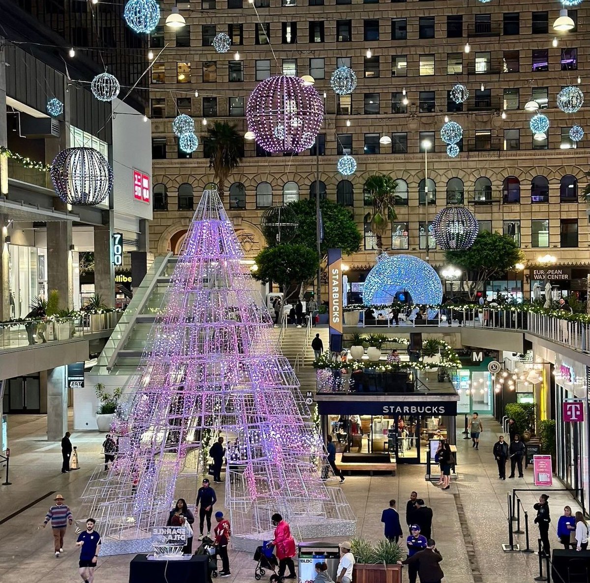 Sparkle's grand debut at <a href="/TheBlocLA/">The Bloc</a> is Saturday 11/16 5-7pm. See 18 million lights synchronized to festive tunes, holiday performances by <a href="/lauramarano/">Laura Marano 🎭</a>, retailer activations w/ hot cocoa &amp; coffee, face painting and glitter tattoos, stilt walkers, festive photo booth and more.