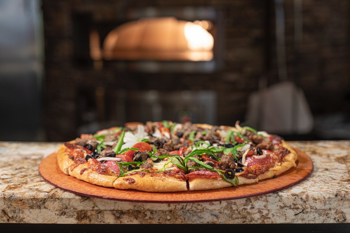 Hand-tossed #pizza infused w/ our craft ales? Yes, please! From the classic Pepperoni to the NEW Hot Honey Garlic w/ roasted garlic and a sweet-spicy kick, we’ve got a pizza for every craving.

Build your own and GF crust is available too! #FeatherFallsBrewingCo #OrovilleCA