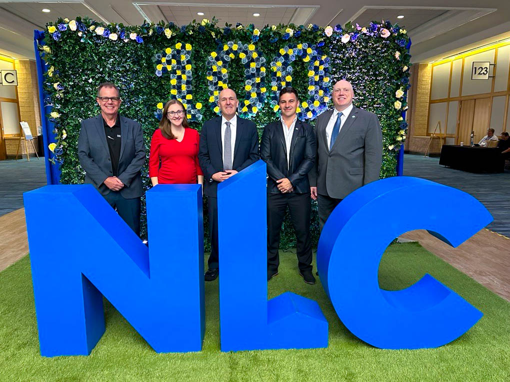 FirstNetGov's tweet image. 📸 Earlier this week at @leagueofcities in Tampa Bay, Mark Ryckman of @icma and Jonathan Lewin of @FirstNetGov discussed how #FirstNet integration with LMR systems empowers cities with expanded communication capabilities. #NLC100 #CitySummit24