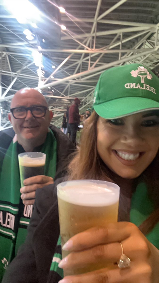 Megnogmoo's tweet photo. #shouldertoshoulder #TeamOfUs https://t.co/O2n1sn3Fu9