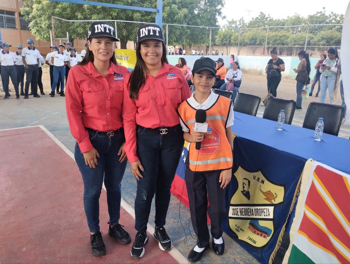 ORCARORAINTT's tweet photo. #Educacion| #INTT Carora estuvo presente en la juramentación de la patrulla escolar de 12 instituciones del mcpio. Torres en conjunto con el Instituto de Vialidad IMVITRAT, PNB y personal docente, en el que se acreditaron 164 patrulleros  estudiantiles. https://t.co/1tJ38qVkrN