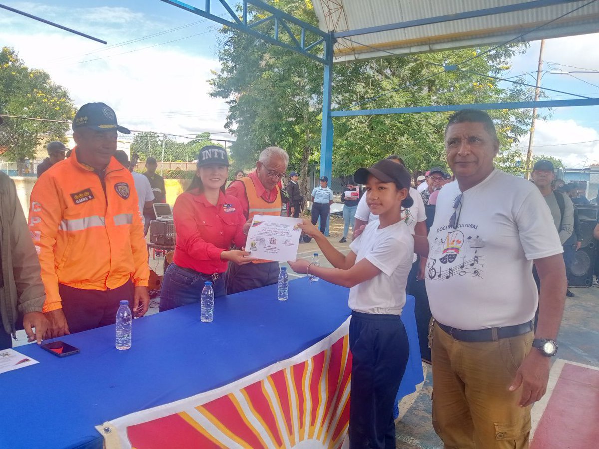 ORCARORAINTT's tweet photo. #Educacion| #INTT Carora estuvo presente en la juramentación de la patrulla escolar de 12 instituciones del mcpio. Torres en conjunto con el Instituto de Vialidad IMVITRAT, PNB y personal docente, en el que se acreditaron 164 patrulleros  estudiantiles. https://t.co/1tJ38qVkrN