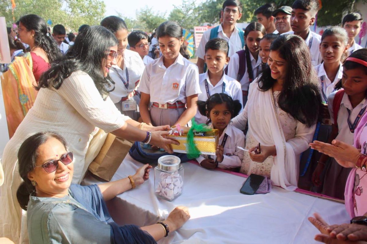 KonarkCorps's tweet photo. #ChildrensDay

APS #Jodhpur marked the day by celebrating the entrepreneurial spirit of the students &amp; organised a Youngpreneur Utsav. As part of this, students &amp; their teachers set up stalls with engaging games &amp; delicious food that was enjoyed by all the children.

@IaSouthern https://t.co/uHTsocd4NH