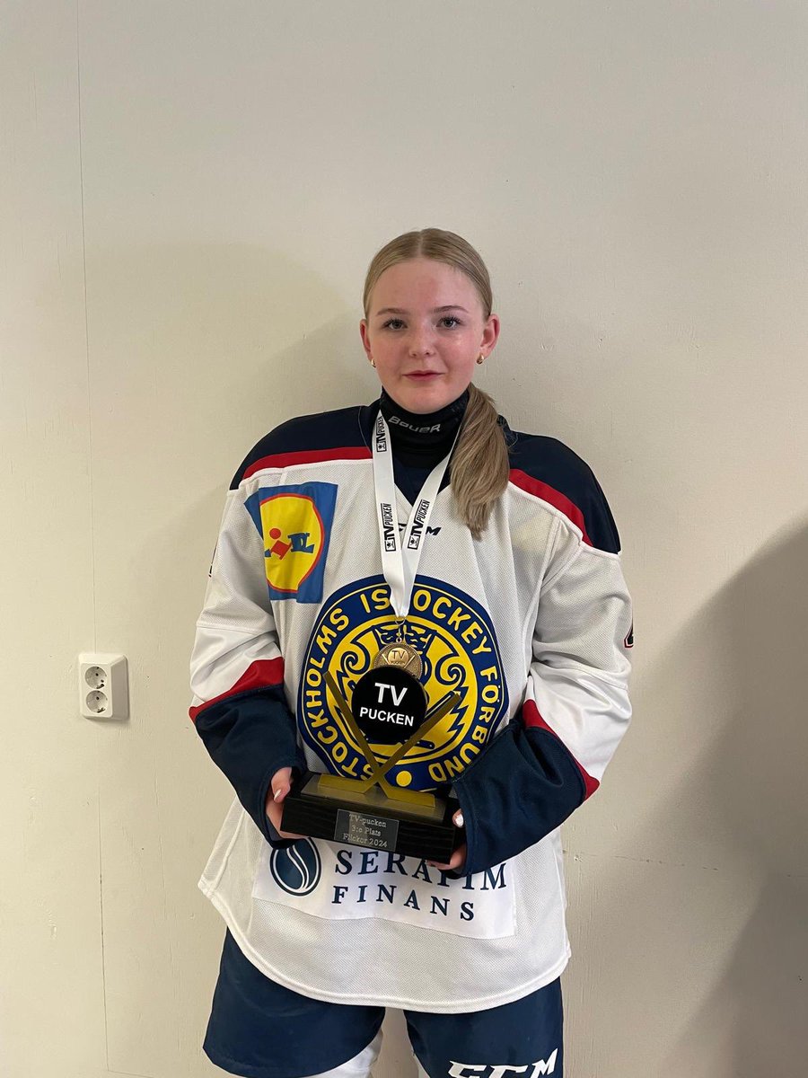Fjonas76's tweet photo. Missat att uppmärksamma dottern. Brons i TV-Pucken!! Spelade som underårig och ny chans nästa år om hon nu blir uttagen - men det kämpar vi för! https://t.co/b5wUNvxabi