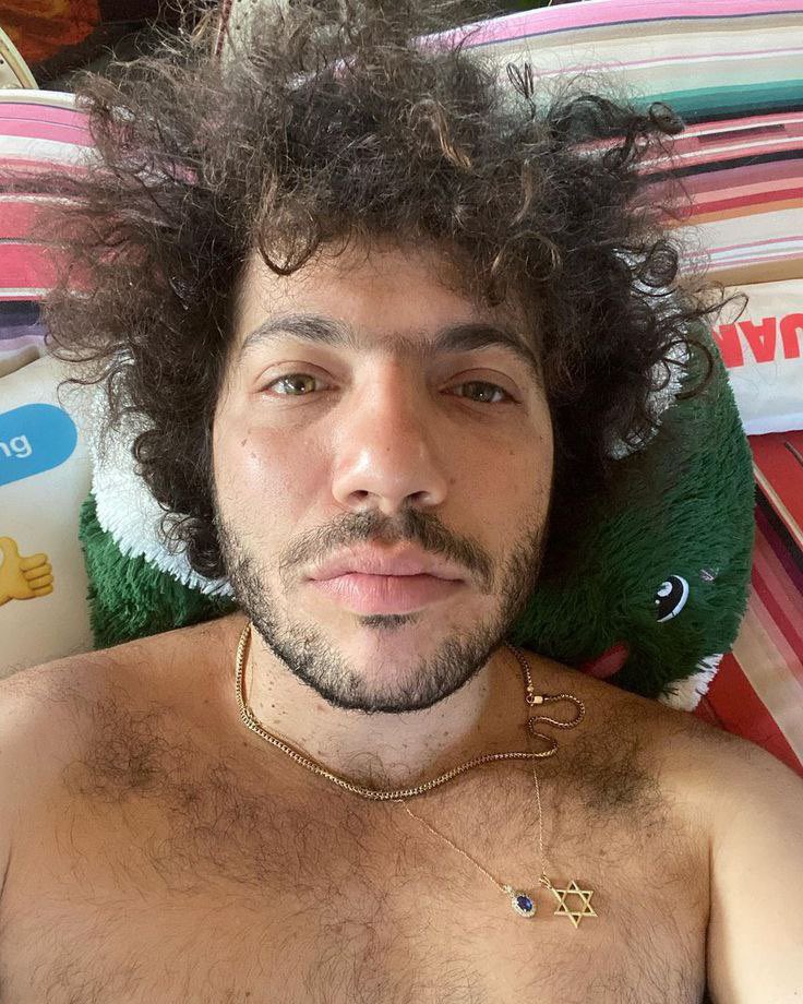 PopTingz's tweet image. Benny Blanco revealed in an interview that he doesn&apos;t see the need to shower every day.
