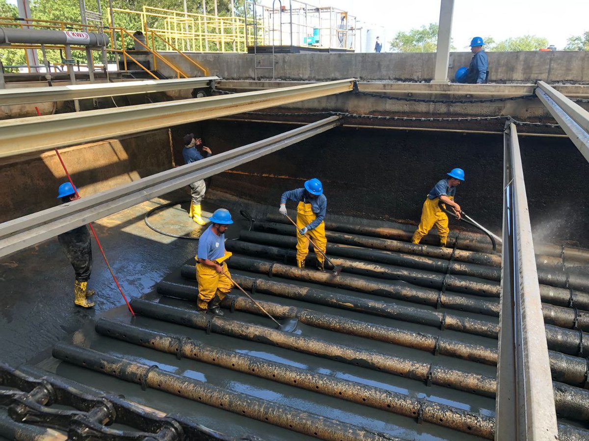 EnriqueAlfaroR's tweet photo. Los trabajos de interconexión del sistema El Zapotillo-La Red-Calderón hacia la planta de San Gaspar para llevar el agua a la ciudad, que iniciaron esta mañana, ya van al 70 % con afectaciones mínimas en el abasto de agua en las casas. En las próximas horas llegaremos al 100 %.

Recuerda que, de ser necesario, puedes llamar al SIAPATEL al 33 3668 2482, así como ponerte en contacto a través de sus canales oficiales de @siapagdl en Facebook y X para solicitar una pipa gratuita. 

Les mantendré informados a lo largo de la tarde y noche, y durante el fin de semana, sobre los avances de estos trabajos que harán que el esfuerzo de estos seis años para contar con la infraestructura que garantice el abasto de agua para las próximas décadas valgan la pena.