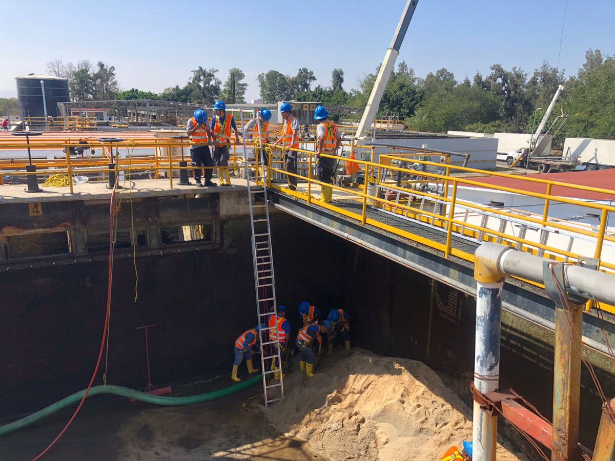 EnriqueAlfaroR's tweet photo. Los trabajos de interconexión del sistema El Zapotillo-La Red-Calderón hacia la planta de San Gaspar para llevar el agua a la ciudad, que iniciaron esta mañana, ya van al 70 % con afectaciones mínimas en el abasto de agua en las casas. En las próximas horas llegaremos al 100 %.

Recuerda que, de ser necesario, puedes llamar al SIAPATEL al 33 3668 2482, así como ponerte en contacto a través de sus canales oficiales de @siapagdl en Facebook y X para solicitar una pipa gratuita. 

Les mantendré informados a lo largo de la tarde y noche, y durante el fin de semana, sobre los avances de estos trabajos que harán que el esfuerzo de estos seis años para contar con la infraestructura que garantice el abasto de agua para las próximas décadas valgan la pena.