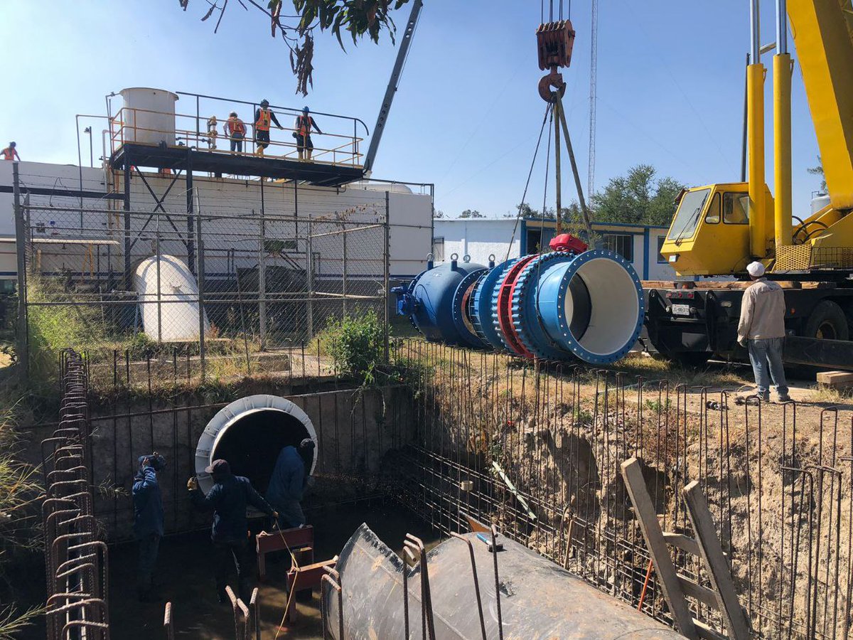 EnriqueAlfaroR's tweet photo. Los trabajos de interconexión del sistema El Zapotillo-La Red-Calderón hacia la planta de San Gaspar para llevar el agua a la ciudad, que iniciaron esta mañana, ya van al 70 % con afectaciones mínimas en el abasto de agua en las casas. En las próximas horas llegaremos al 100 %.

Recuerda que, de ser necesario, puedes llamar al SIAPATEL al 33 3668 2482, así como ponerte en contacto a través de sus canales oficiales de @siapagdl en Facebook y X para solicitar una pipa gratuita. 

Les mantendré informados a lo largo de la tarde y noche, y durante el fin de semana, sobre los avances de estos trabajos que harán que el esfuerzo de estos seis años para contar con la infraestructura que garantice el abasto de agua para las próximas décadas valgan la pena.