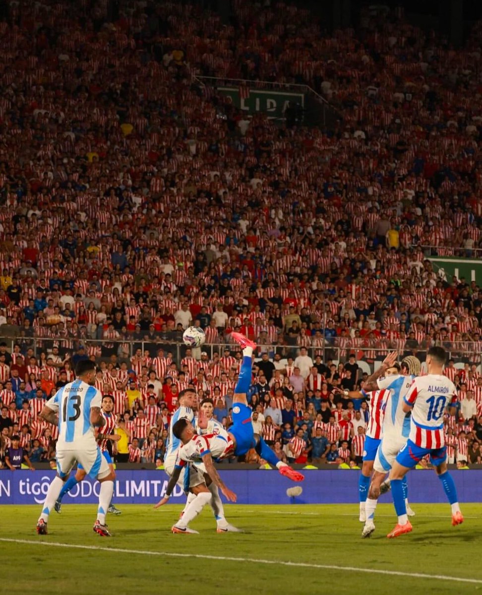 aerostatico_Dd's tweet photo. Ir perdiendo contra el Campeón del Mundo. En campo el Mejor Jugador de la Historia. Hendypaite la situación. Y cuando todo sugiere ir con cautela y cuidado, Sanabria decide la irreverencia total de un acróbata. Rompe todas las expectativas y limitaciones. Despierta en sus compañeros y en las gradas un sentimiento de posibilidad inconmensurable—y un sentido de responsabilidad inevitable.  Por eso esta foto y este partido nos tocan tan adentro. Porque diariamente vivimos un partido casi imposible de ganar. Jugamos cautelosos por mantener nuestros mínimos, considerando que empatar ante una realidad como la nuestra, ya es ganancia. Nos cuesta muchísimo imaginar la victoria. Aspirar a más que lo mínimo “es mucho ya”.

Y entonces ver que 11 de los nuestros lo logren siendo rebeldes e irreverentes ante esos límites aparentemente insuperables… eso nos toca adentro. Y creo que va más allá del deporte porque esa rara sensación que nos alegra adentro es la esperanza que, porque la sentimos tan raras veces, nos intoxica de felicidad.

Esta chilena pareciera invocar el inicio de un “después” dejando a espaldas el suelo de un “antes”. No se limita a lo deportivo.   ¡Que mucho peso ponemos sobre los hombros de esos 11!

Con eso cargan. Quizá por eso lloraban Haedo @Haedo18Valdez9 y Cabañas cuando no podían “darle un poco de felicidad a su pueblo sufrido”. Quizá por eso Balbuena @FBalbuenito ignoraba sin dudar enormes pérdidas económicas para defender nuestros colores en las Olimpiadas. Por eso Sanabria y Almirón y tantos otros se tragan críticas y ataques. Porque en el fondo saben que esto es mucho más grande para nuestra gente. Es más que fútbol. La @Albirroja representa más.  Se atreven. Aguantan recibir nuestras frustraciones y rencores de la vida, que descargamos sobre ellos. Persisten, perseveran, intentan de nuevo. Lideran… lideran como muchos “líderes” no se atreven a liderar.  Quien diga que es “solamente fútbol” no conoce realmente el karaku de nuestra cultura.

[Todos los créditos a quien tomó esta preciosa fotografía que ojalá, cuando la miremos en 10 años, nos recuerde un espíritu de rebeldía que represente el carácter del inicio de una nueva época]

#Paraguay #albirroja