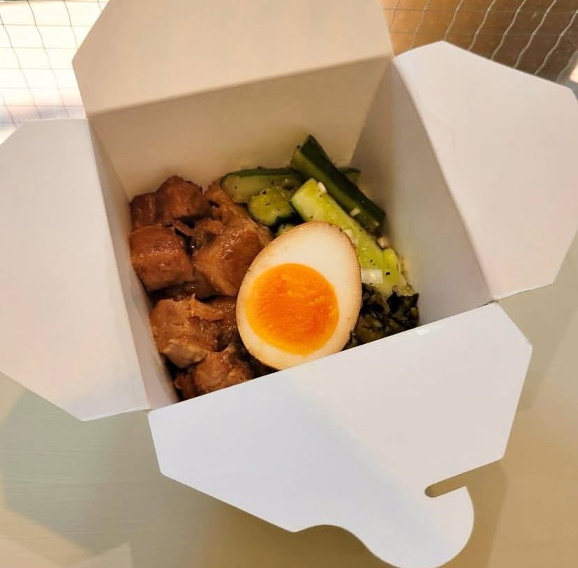 おはようございます！
PEACE&amp;MOSH OPENしております。

皆様に大好評いただいている
ルーロー飯はテイクアウトもOK🙆‍♂️

差し入れ等
まとまった数でのご注文もご対応可能です！お電話（082-533-6088）にてご
お気軽にお問い合わせ/予約ください。

本日もよろしくお願いします！

#peace_and_mosh