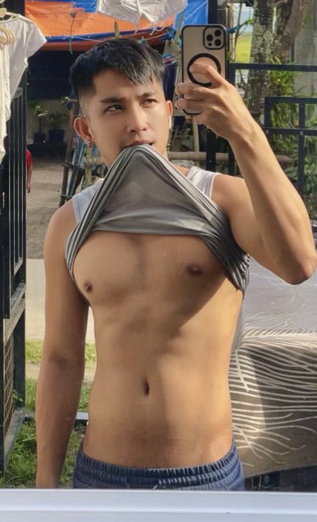 NielJR_19's tweet photo. Pic muna bago bayuhin ng bagyo mamaya samin dito sa bicol ๐คฃ๐๐
#keepsafeeveryone #prayforbicol๐๐ https://t.co/jvaj2VnXJY