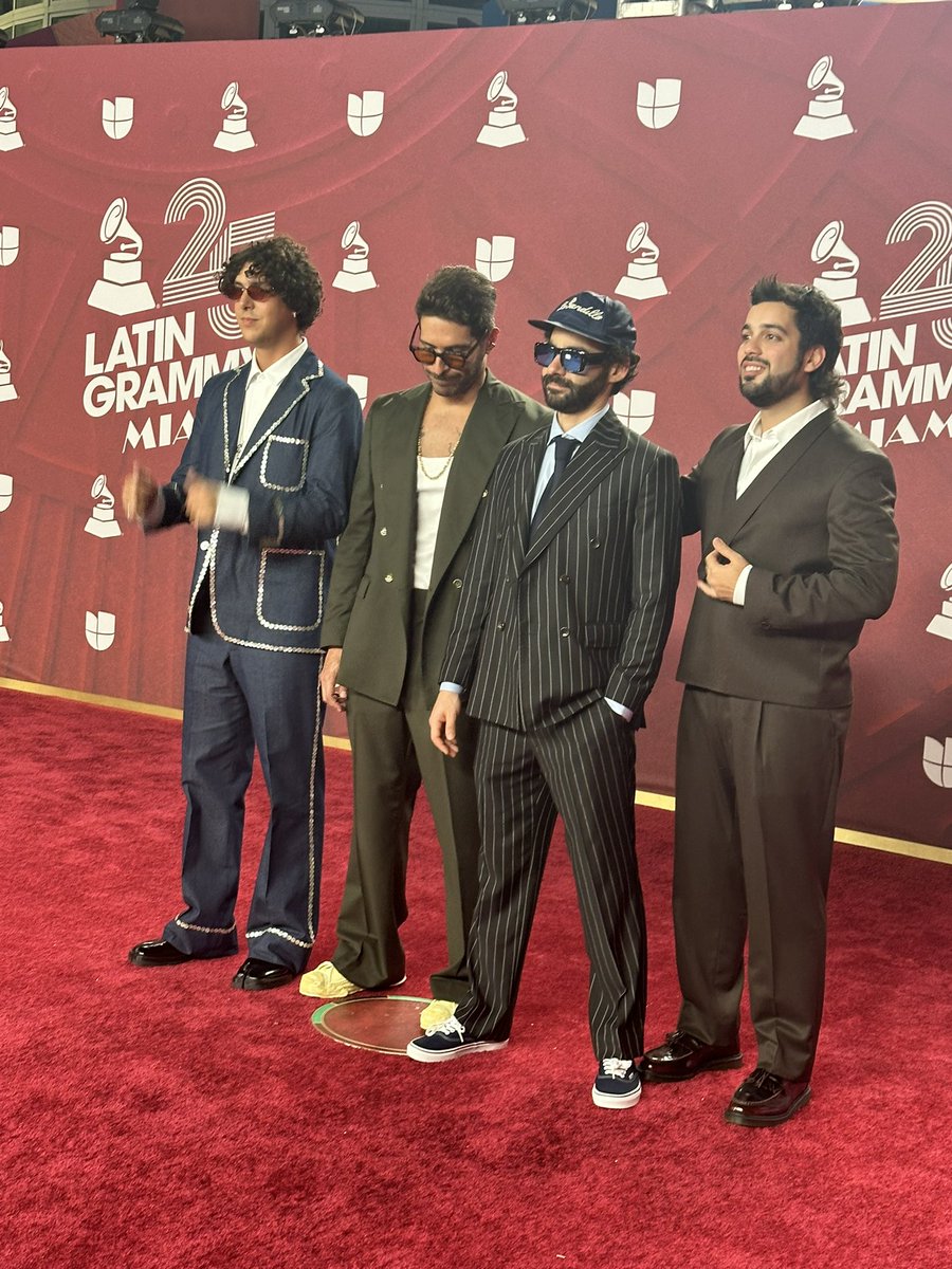 Rawayana's tweet photo. Debería ser feriado 🍾 @LatinGRAMMYs https://t.co/ve95sj5b05