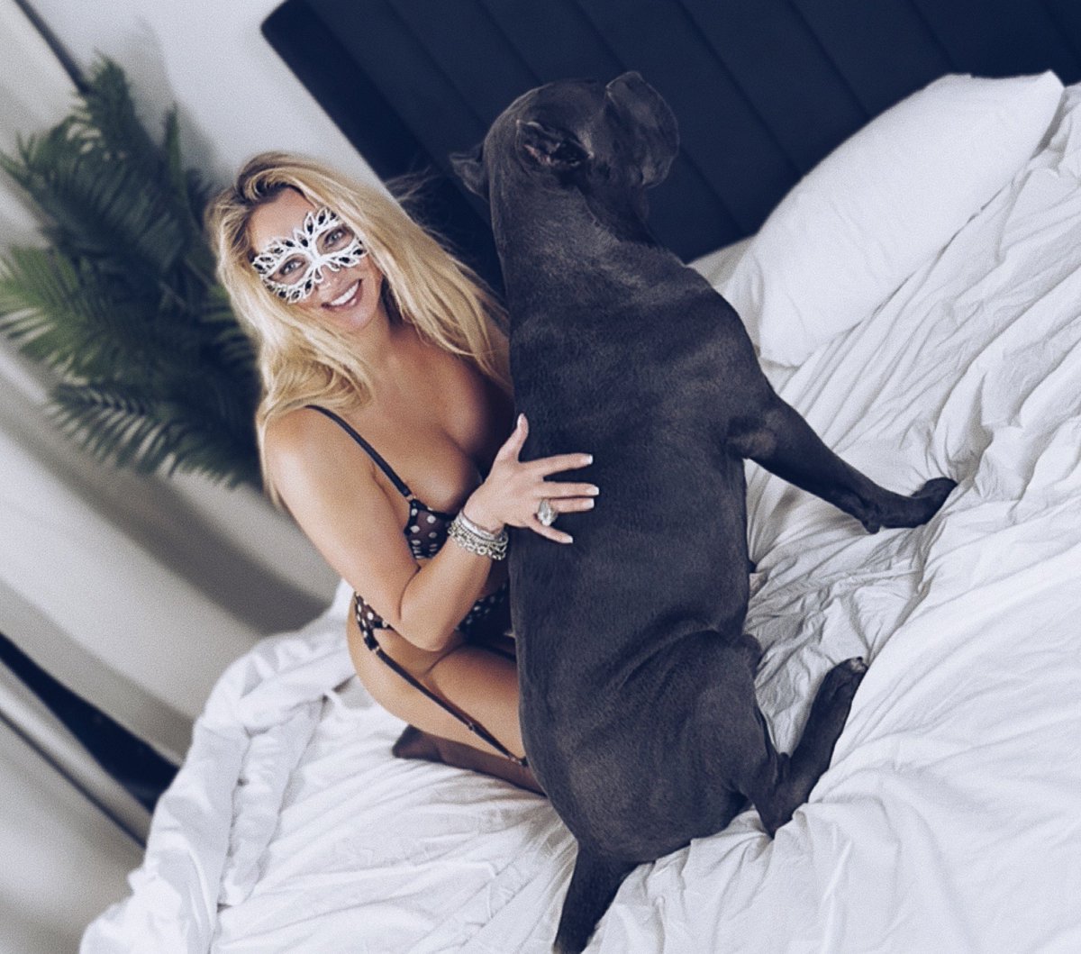 BeckyScott97369's tweet photo. Baddies dog slut just got some good photo shots with her baby 🐶🔐
#K9BITCH #MONSTERCOCK #DOGSLUT #CPPORN #DOGGO FRECKLES #TITS https://t.co/CA6I3aDMkQ