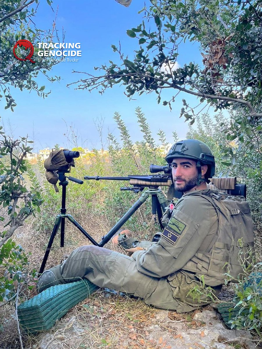 Lors de son service en Cisjordanie occupée, il a posté une image à travers la lunette de son fusil, visant des civils palestiniens, avec la légende :
 « Combien de plus encore. »