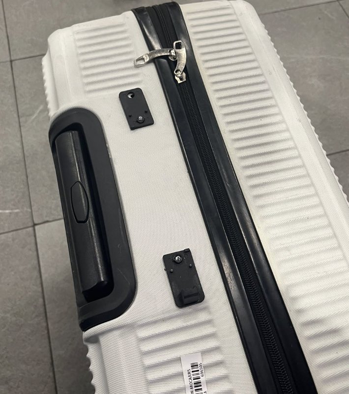 Utu_dragon's tweet photo. @candy_voodoo @LATAM_CHI Me pasó lo mismo en un vuelo Sao Paulo- SCL este martes, me dejaron sin manilla la maleta y alegan que es desgaste normal. Estoy reclamando por mail y ya metí reclamo a @SERNAC https://t.co/af2P5TNI7Q