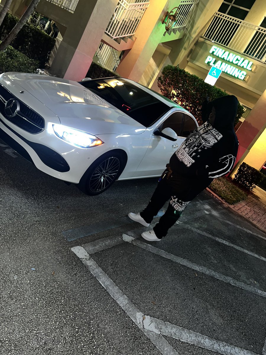 JeffreyThatboii's tweet photo. I get money an get fly ๐ฃ๏ธ๐ง๐พโโ๏ธ #MOB #Exit38 #Freebandzz https://t.co/hyUuJhUG1F