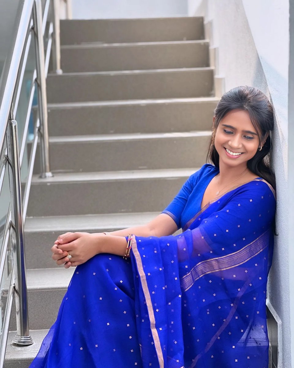 manisha_mithra's tweet photo. Life is better in flip flops. #sareelove #sareedraping #sareefashion #saree #sareestyle #sareecollection #sareeaddict #naturalbeauty #duskyqueen #traditionalgirl #beingtraditional #homely #tamilponnu #thalai https://t.co/fCHtCBtmtO
