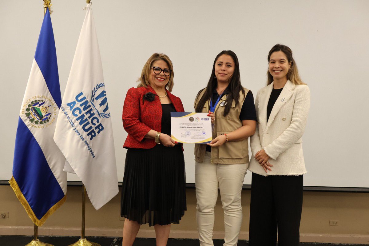 MonicaTse's tweet photo. Fue un honor trabajar este año con 700+ facilitadores judiciales junto a la @CorteSupremaSV. Gracias por  ser agentes de cambio en sus comunidades.
Desde @ACNURElSalvador, seguiremos apoyando su labor para construir comunidades más inclusivas, pacíficas y resilientes. https://t.co/1KwfcLnyzL