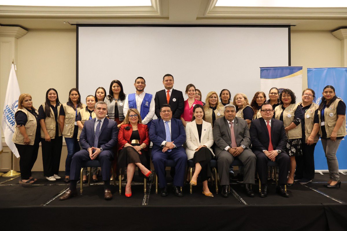 MonicaTse's tweet photo. Fue un honor trabajar este año con 700+ facilitadores judiciales junto a la @CorteSupremaSV. Gracias por  ser agentes de cambio en sus comunidades.
Desde @ACNURElSalvador, seguiremos apoyando su labor para construir comunidades más inclusivas, pacíficas y resilientes. https://t.co/1KwfcLnyzL