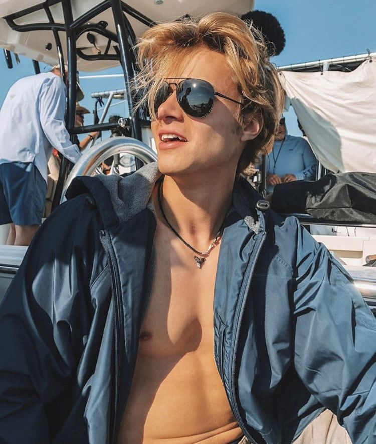 wilInooras's tweet photo. madison wearing the bandana.. the sunglasses around rudy's neck.... it's giving... 2019-2020 rudison im so sad moroccan jiara would have gone platinum https://t.co/82nDeuasoS