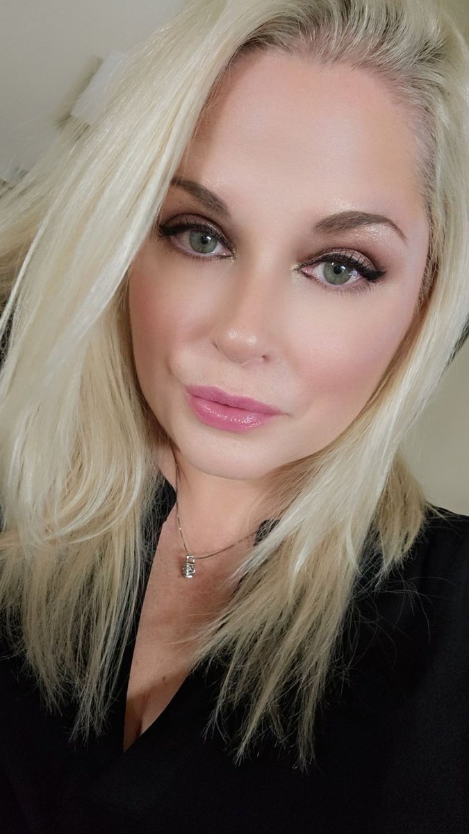 Anyone wanna have a drink and forget the world for awhile?🍷🖤💋