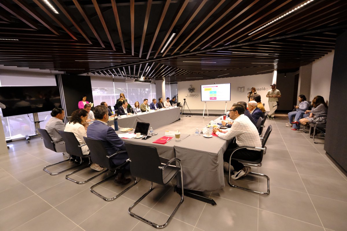 JCFloresMiramon's tweet photo. Participé en la segunda sesión extraordinaria del Comité Técnico del Fondo para la Infraestructura Educativa del Estado de Jalisco, #FINEDUC, donde revisamos los avances financieros e intervenciones realizadas y en proceso en las escuelas de atención prioritaria. https://t.co/wMvmLbOb33