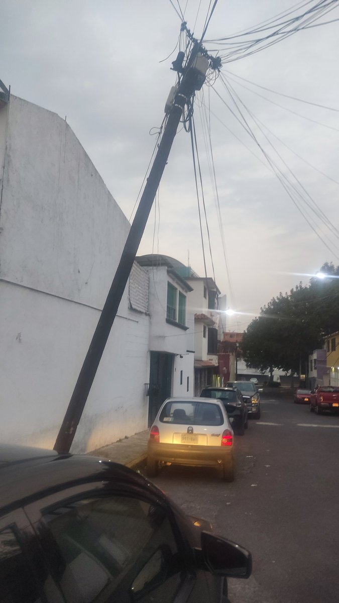 FeersGrande's tweet photo. @TELMEXSoluciona @Telmex @escuderiatelmex una pregunta, ¿Hasta cuándo van a atender mi reporte? ¿Hasta que le caiga a un auto, a mi garage, a unaa persona o HASTA CUÁNDO? https://t.co/TbUyq0dLPU