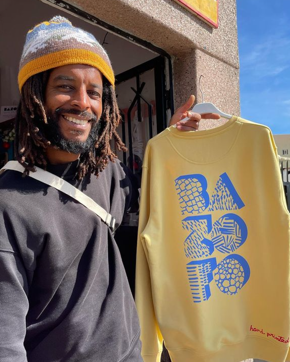 benzadeos's tweet photo. em Lisboa, existe uma favela chamada Cova da Mora. e na Cova da Mora existe uma livraria / loja cultural chamada Bazofo &amp; Dentu Zona. achei que vocês iam gostar de saber, pois: só coisa bonita + só gente bonita. o IG deles: https://t.co/dKTWYhFrj9 https://t.co/TNS3xdQ8Jp