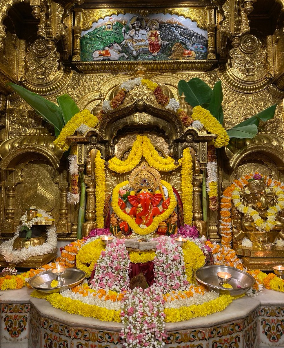 🌟वक्रतुण्ड महाकाय सूर्यकोटि समप्रभ।💫
 🌟निर्विघ्नं कुरु मे देव सर्वकार्येषु सर्वदा॥💫