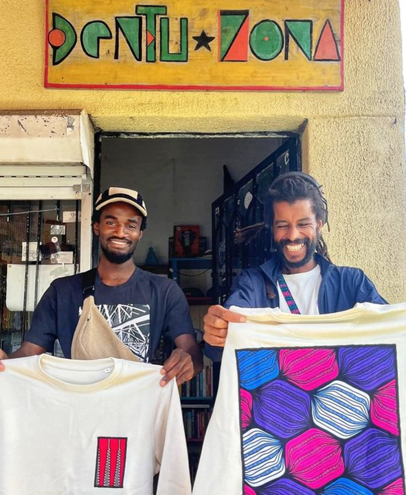 benzadeos's tweet photo. em Lisboa, existe uma favela chamada Cova da Mora. e na Cova da Mora existe uma livraria / loja cultural chamada Bazofo &amp; Dentu Zona. achei que vocês iam gostar de saber, pois: só coisa bonita + só gente bonita. o IG deles: https://t.co/dKTWYhFrj9 https://t.co/TNS3xdQ8Jp