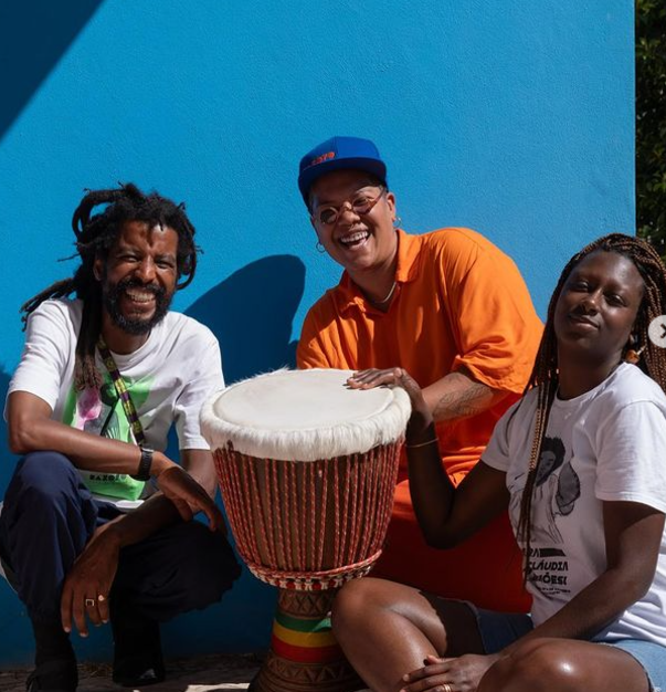 benzadeos's tweet photo. em Lisboa, existe uma favela chamada Cova da Mora. e na Cova da Mora existe uma livraria / loja cultural chamada Bazofo &amp; Dentu Zona. achei que vocês iam gostar de saber, pois: só coisa bonita + só gente bonita. o IG deles: https://t.co/dKTWYhFrj9 https://t.co/TNS3xdQ8Jp