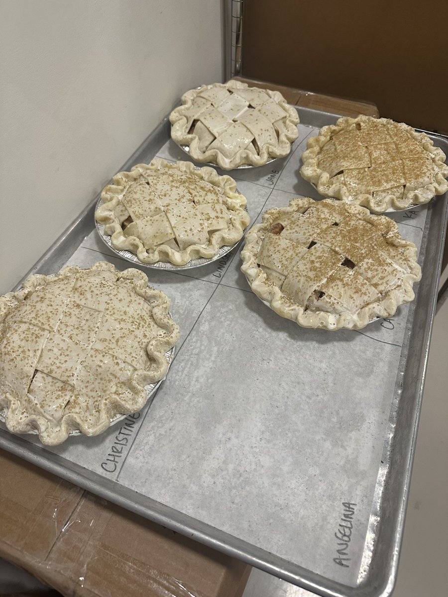ChristneKim's tweet photo. who wants to come over for apple pie 🥧 https://t.co/2cCqnT6Hhm